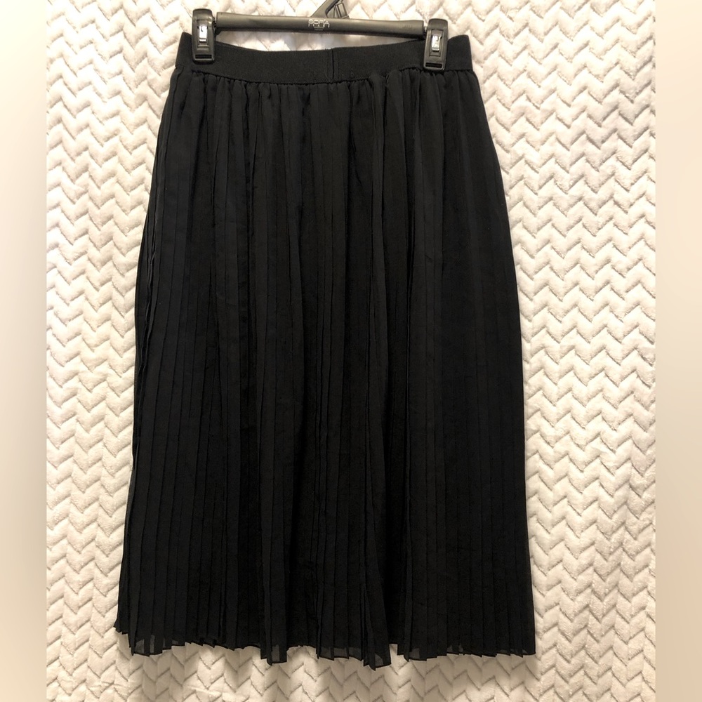 Black pleated skirt. NWT. Large brand is NA-KD excellent condition